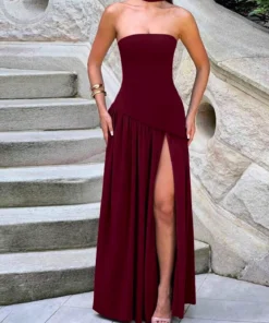 Vestido strapless con abertura lateral
